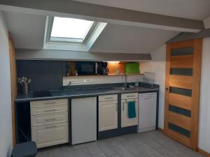 Η κουζίνα ή μικρή κουζίνα στο Gite avec terrasse privée proche des gorges du Verdon +33 φωτογραφίες
