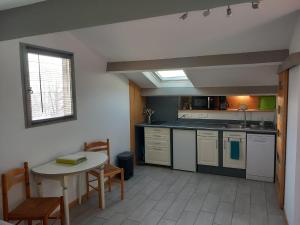 Η κουζίνα ή μικρή κουζίνα στο Gite avec terrasse privée proche des gorges du Verdon