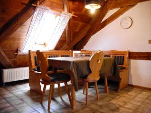 a dining room with a table and chairs at Der Grandlhof - Ferien am Hof in Krummennaab