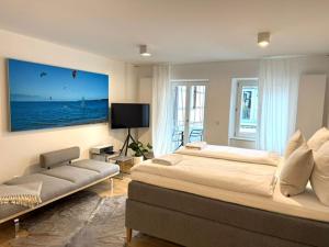 ein großes Schlafzimmer mit einem großen Bett und einer Couch in der Unterkunft AltstadtEden in Konstanz