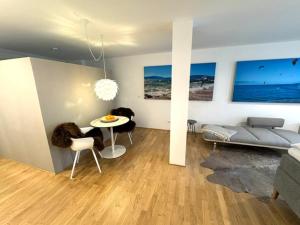 ein Wohnzimmer mit einem Tisch und einem Sofa in der Unterkunft AltstadtEden in Konstanz