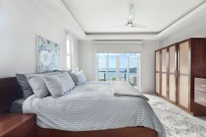 Giường trong phòng chung tại Malibu at Pacific Marlin +68 ảnh