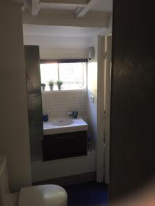 Ένα μπάνιο στο Charming Studio on House Boat