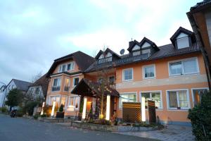 ein großes orangefarbenes Haus am Straßenrand in der Unterkunft Hotel zum Müller in Lichtenfels