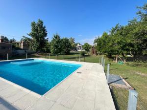 a swimming pool in the backyard of a house at Complejo Don otto in Cavalango