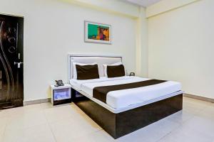 Postel nebo postele na pokoji v ubytování Super Hotel O Hyderabad Gate IIT BHU