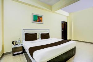 Postel nebo postele na pokoji v ubytování Super Hotel O Hyderabad Gate IIT BHU