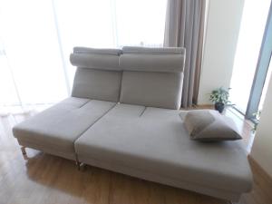 Una cama o camas en una habitación de Anna's Sea View Apartment