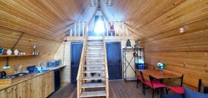 ein Baumhaus mit einer Leiter in der Mitte eines Raumes in der Unterkunft Mountain hut in Kazbegi in Kazbegi