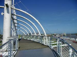 eine Brücke über eine Straße mit Autos drauf in der Unterkunft Ferienwohnung Krabbe 2, Bensersiel, mit gemeinschaftlichen Garten in Holtgast