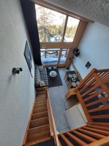z widokiem na salon ze schodami w obiekcie RESIDENCE LE RUITOR Duplex dernier étage vue panoramique piscine chauffée en été classé 4 Cristaux Paradiski w mieście Arc 1800