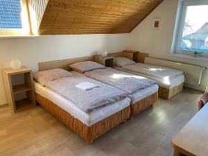 Postel nebo postele na pokoji v ubytování Apartmán Hanka