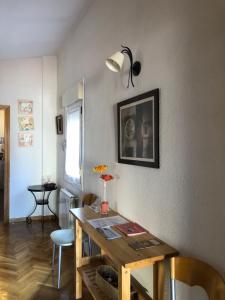 Televízia a/alebo spoločenská miestnosť v ubytovaní Apartamento Turístico Sigüenza