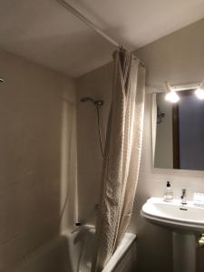 Kúpeľňa v ubytovaní Apartamento Turístico Sigüenza + 9 fotografií
