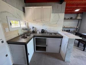 una cucina con un lavello e un piano di lavoro di El Rejunte a Paso del Rey Altre 12 foto