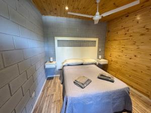 een slaapkamer met een bed met twee schoenen erop bij El Rejunte in Paso del Rey +11 foto's