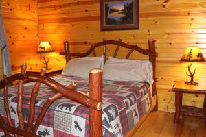 Ένα ή περισσότερα κρεβάτια σε δωμάτιο στο Hominy Ridge Cabins and Gift Shop