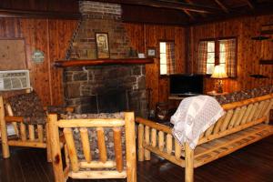 Μια τηλεόραση ή/και κέντρο ψυχαγωγίας στο Hominy Ridge Cabins and Gift Shop