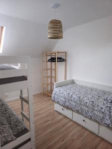 Un dormitorio con dos literas y una escalera. en Maison cosy avec jardin, Disney, en Favières