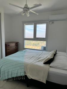 サンタフェにあるDepto de un dormitorio - MAYO SURのベッドルーム1室(天井ファン、窓付)