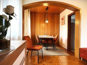 a dining room with a table and chairs at Mitten im Altmühltal - 110 qm in Solnhofen