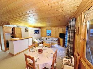 une cuisine et une salle à manger avec une table dans une pièce dans l'établissement Résidence Lachat - Bel appartement 3 pièces 5 personnes proche de Méribel centre MAE-0321, à Les Allues