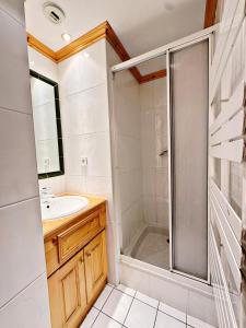 une salle de bain avec douche et lavabo dans l'établissement Résidence Lachat - Bel appartement 3 pièces 5 personnes proche de Méribel centre MAE-0321, à Les Allues 7 autres photos