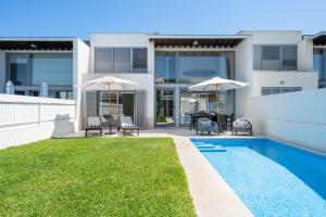 an image of a house with a swimming pool at Villa Oliveira in Sesimbra
