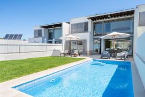 an image of a house with a swimming pool at Villa Oliveira in Sesimbra