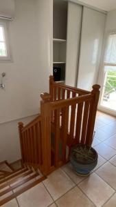 パッシーにあるTrevo Maison confortの階段があり、床にボウルが置かれた部屋