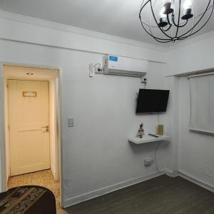 Estilo Mar في مار ديل بلاتا: غرفة فيها باب وتلفزيون على جدار +10 صور