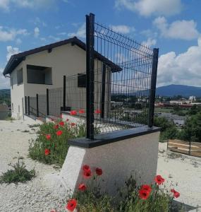 Vista generica sulle montagne o vista sulle montagne dall'interno della villa