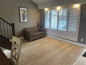 Gallery image of Country in the City - Wonderful Complimentary Breakfast Delivered Daily to House in Niagara Falls +28 photos