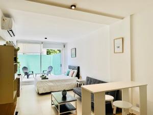 Un dormitorio con una cama y una mesa en una habitación. en Apartment with Patio, Gym and Pool, en Buenos Aires