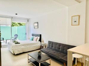 una sala de estar con una cama y un sofá en Apartment with Patio, Gym and Pool, en Buenos Aires 23 fotos más