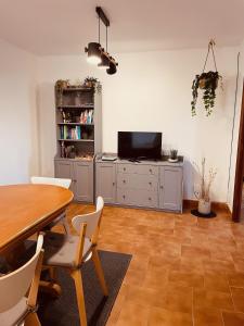 Et tv og/eller underholdning på Beachfront Surf & Holiday House, Charming & Quiet