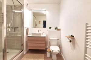 a bathroom with a toilet and a sink and a shower at Le Cosy De l'Ourcq T2 40m2 20 min de Paris in Villepinte +43 photos