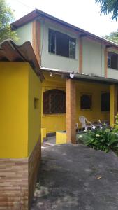 グアピミリムにあるSítio Caminho de Fátimaの黄白の家