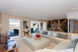 ein Wohnzimmer mit Sofa und Fernseher in der Unterkunft Local 167 - Oporto View House in Vila Nova de Gaia