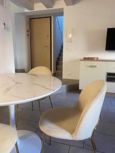 - une table et des chaises dans une pièce avec cuisine dans l'établissement Elena's Home piano terzo, à Chioggia