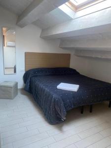 - une chambre avec un lit doté d'un oreiller blanc dans l'établissement Elena's Home piano terzo, à Chioggia 9 autres photos