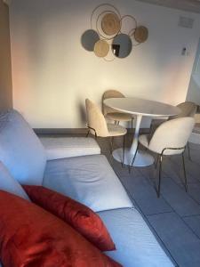 une pièce avec un canapé, une table et des chaises dans l'établissement Elena's Home piano terzo, à Chioggia