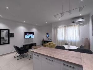une cuisine et un salon avec une table et des chaises dans l'établissement Luxury flat Sicap, à Dakar 4 autres photos