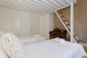 2 Betten in einem Zimmer mit einer Treppe in der Unterkunft Local 167 - Oporto View House in Vila Nova de Gaia