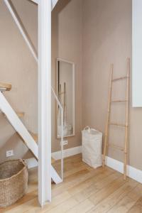 Zimmer mit einer Treppe und einem Spiegel in der Unterkunft Local 167 - Oporto View House in Vila Nova de Gaia + 110 Fotos