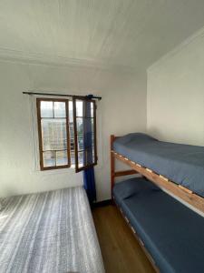Cama ou camas em um quarto em VOY Hostales - Oriente