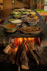アラシャーにあるÁrea de camping Espaço Soulの火の上の料理を多く取り揃えたテーブル