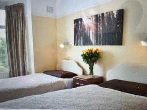 A bed or beds in a room at Shrewsbury Cottage 
