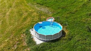 an overhead view of a swimming pool in a field at Hängebett im Stall in Fahrni
