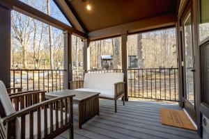 Tiny Home Firepit BBQ Fishing Willow Cabin的阳台或露台